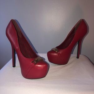 Red pumps